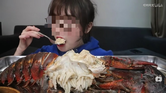 某博主吃腐烂食物，还勉强装出好吃表情