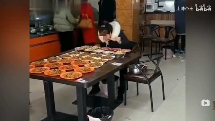 某视频博主假吃真吐被拍