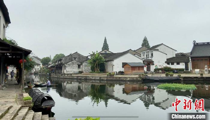     绍兴黄酒小镇。　项菁　摄