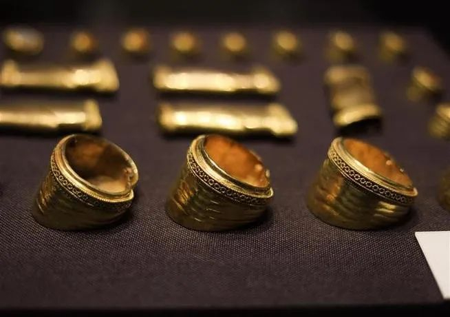 资料图片：2018年12月5日，江西省博物馆展出的南昌汉代海昏侯墓出土的金器（来源：视觉中国）