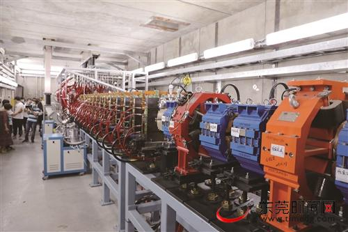 ■我国首台自主研发加速器硼中子俘获治疗实验装置研制成功 记者 程永强 实习生 赵仪琳 摄
