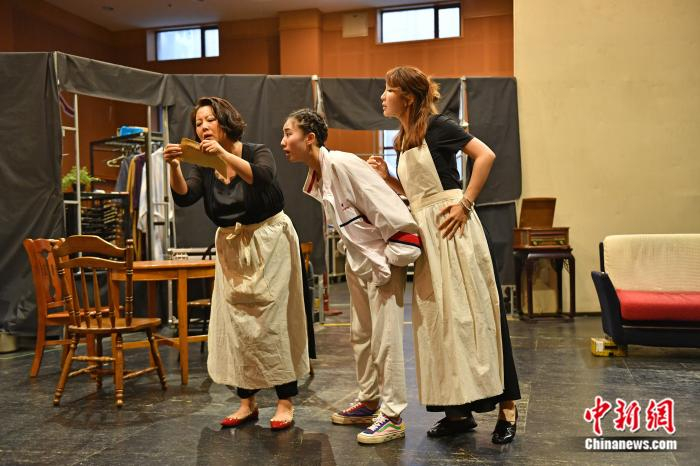 《阳光下的葡萄干》排练照。李春光 摄