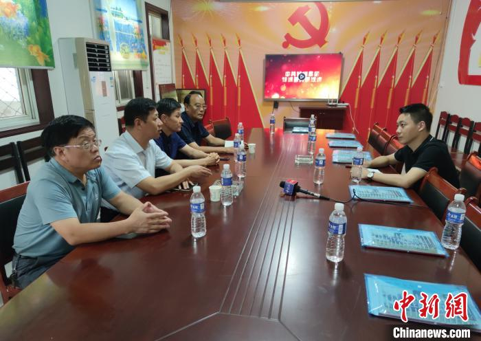 图为博爱县委常委、统战部长李军利介绍大新庄村概况 李超庆 摄