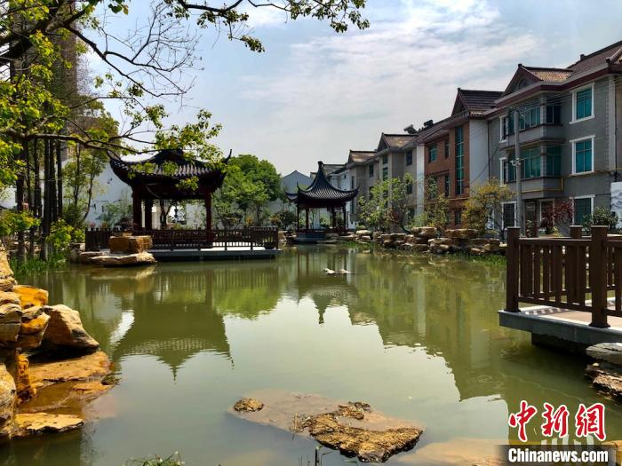     滨水景观上的亭台楼阁，如今是村民们茶余饭后的休闲好去处。　孙权　摄