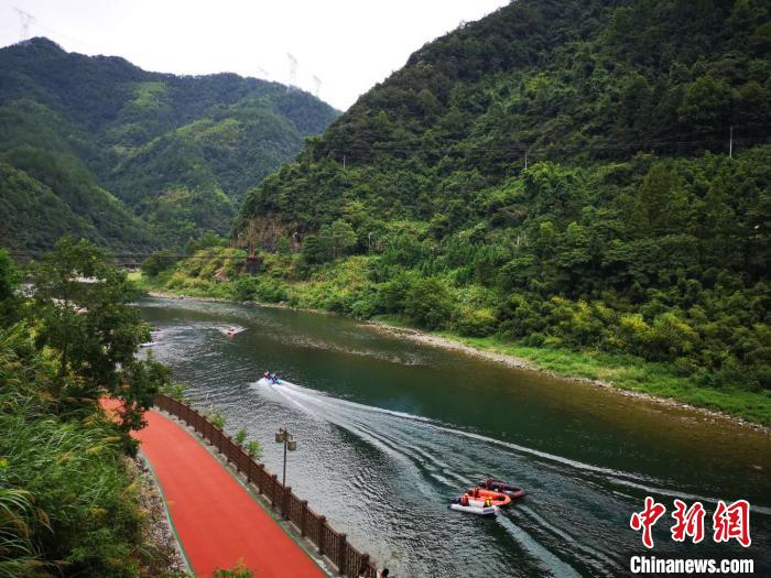 浙江丽水景宁大均水域，水上救援演练。　范宇斌 摄
