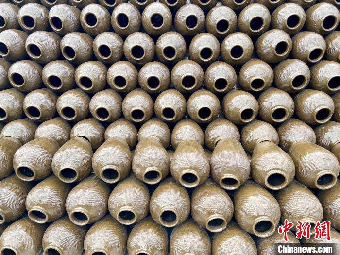 黄酒坛子。　项菁 摄