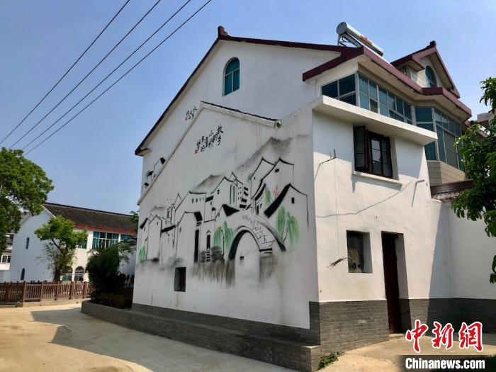 手绘的“江南水乡风光”。　孙权 摄