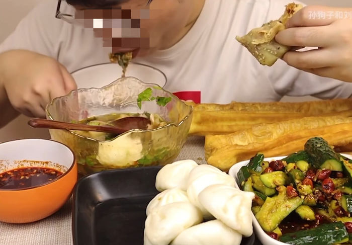 某博主不小心上传了未剪辑的假吃视频