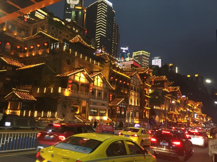 洪崖洞夜景。受访者供图