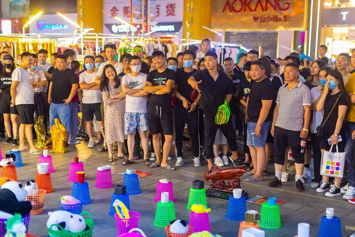 合肥淮河路步行街夜市摊点。江淮晨报记者 高博 摄