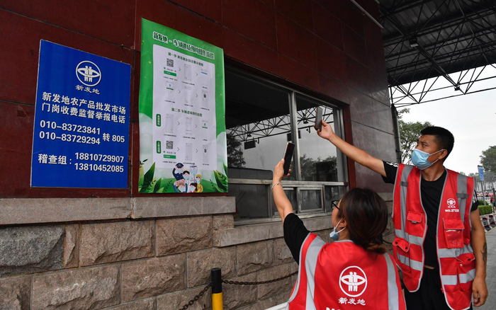 批发商扫描二维码进行注册。摄影/新京报记者 吴宁