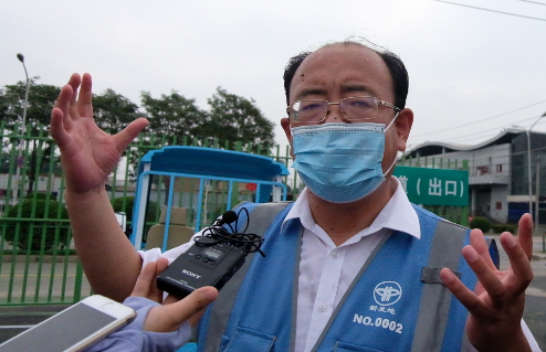 新发地常务副总经理顾兆学接受记者采访。摄影/新京报记者 姚远