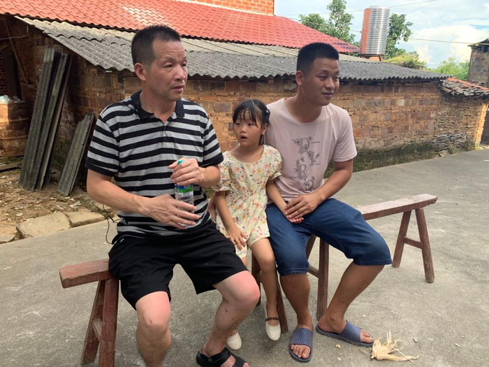 张玉环在江西进贤老家接受记者采访。&nbsp; 王倩&nbsp; 摄