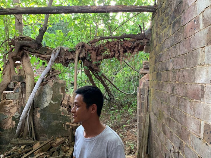 张玉环大儿子张保仁在老家的旧房子里。&nbsp; 王倩 摄