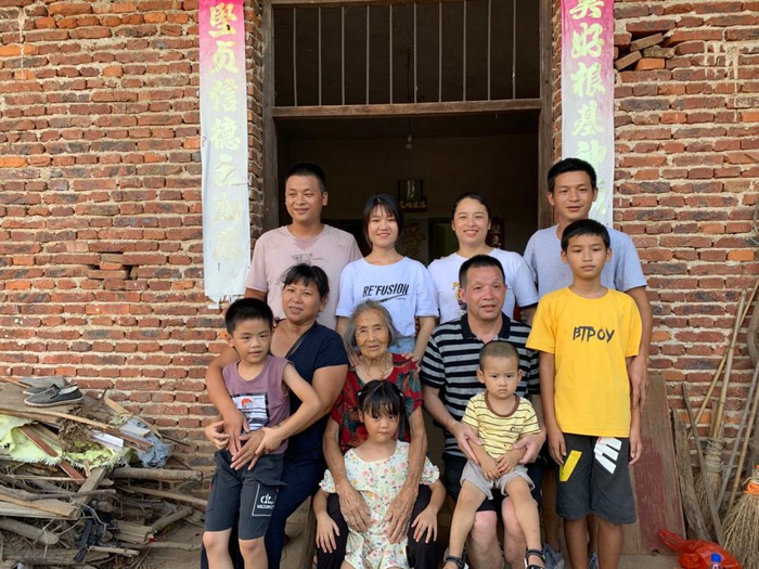 8月7日下午，张玉环一家补拍了全家福。 王倩 摄