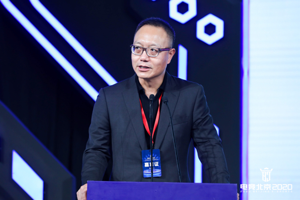 图为萧泓博士发表演讲