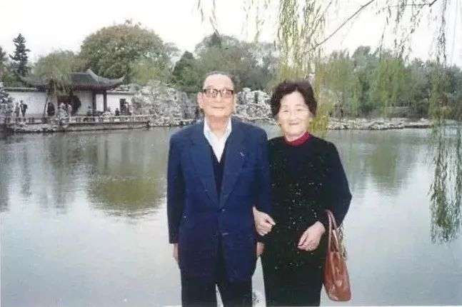 ▲改革开放李一冰夫妻重游西湖