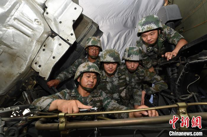 张俊凯在为战友传授维修技巧 赵佳庆 摄