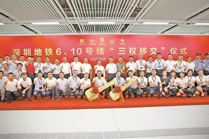 ▲移交仪式现场。深圳晚报记者 陈玉 摄