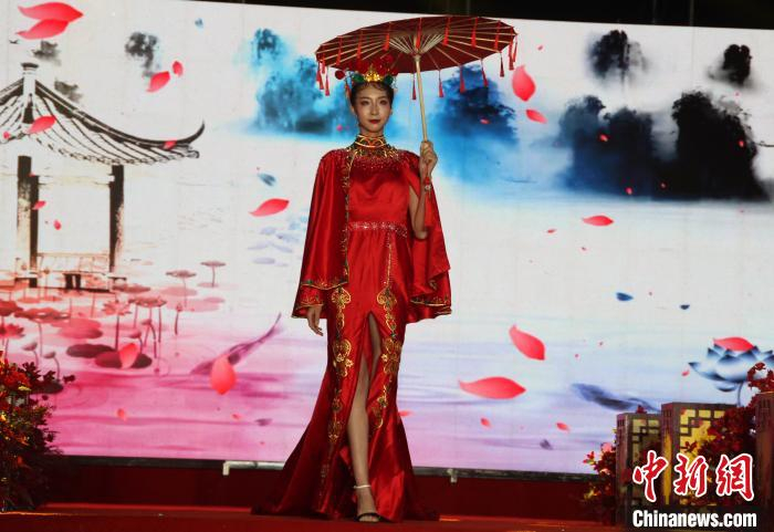 模特走秀《梦回汉唐》。　徐巧明 摄