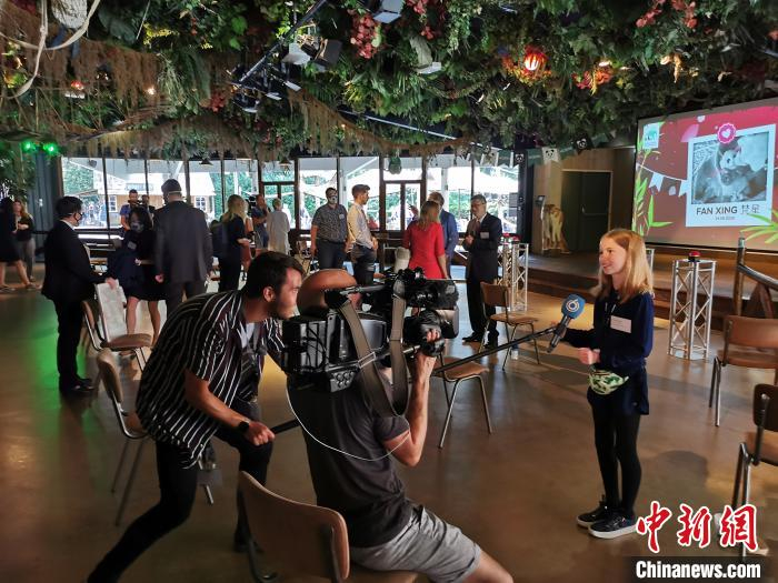 图为参加庆典的荷兰儿童兴致勃勃接受媒体采访。　中国驻荷兰使馆供图 摄