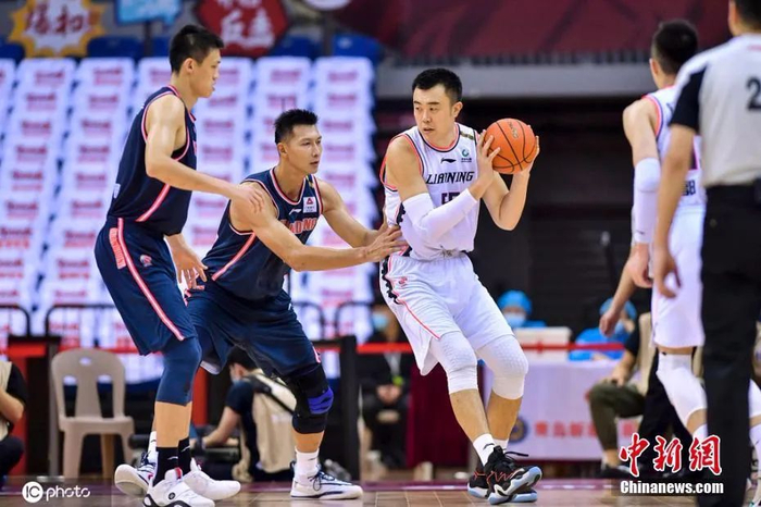 图为韩德君在比赛中与易建联对抗。图片来源：ICphoto