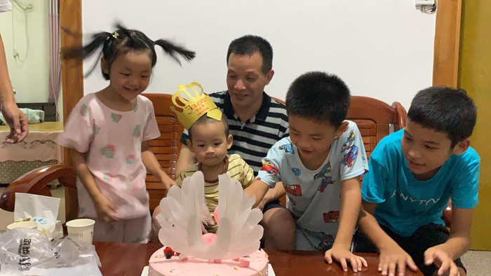 8月9日下午，张玉环和家人一起为小孙子嘟嘟庆祝生日。&nbsp; &nbsp;王倩&nbsp; 摄