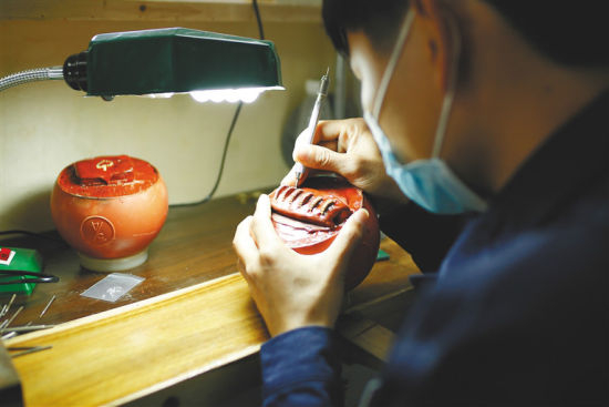 海口综合保税区安基珠宝项目加工基地工作人员正在加工钻石首饰。 采访对象供图