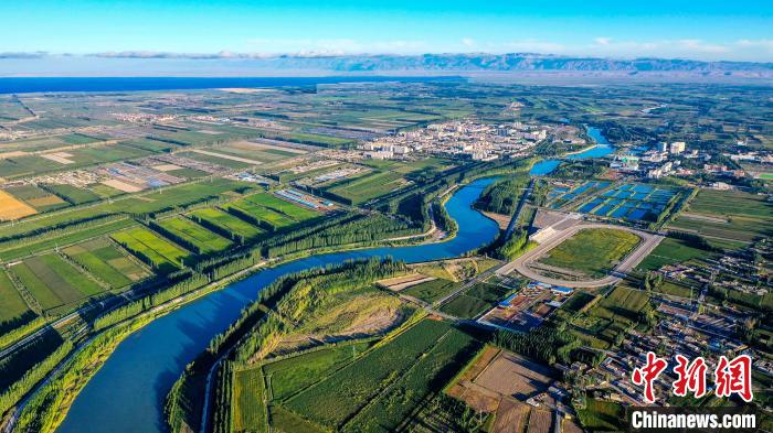 航拍新疆博湖县开都河畔，河水潺潺，绿树成荫，犹如人在画中游。　年磊　摄