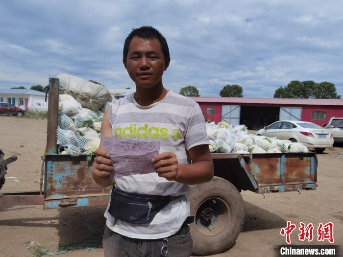 图为村民在蔬菜批发市场所卖蔬菜当天结算。　李洋 摄