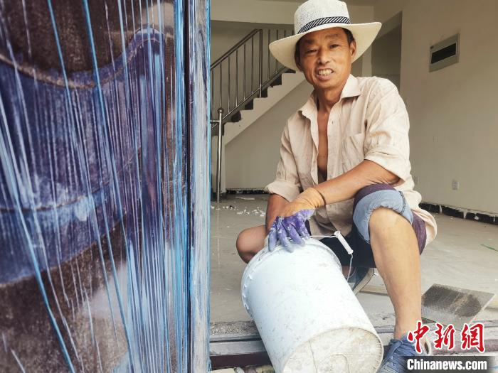 菏泽市鄄城县旧城镇村民在旧城镇实施的滩区改造工程项目打工，建设自己未来的新房。　杨飞 摄