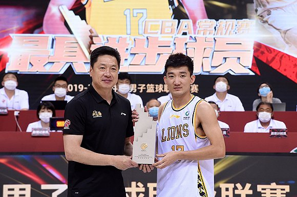 李春江为孙铭徽颁奖。图片来源：视觉中国