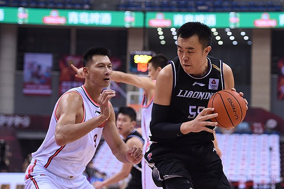 易建联、韩德君。图片来源：视觉中国