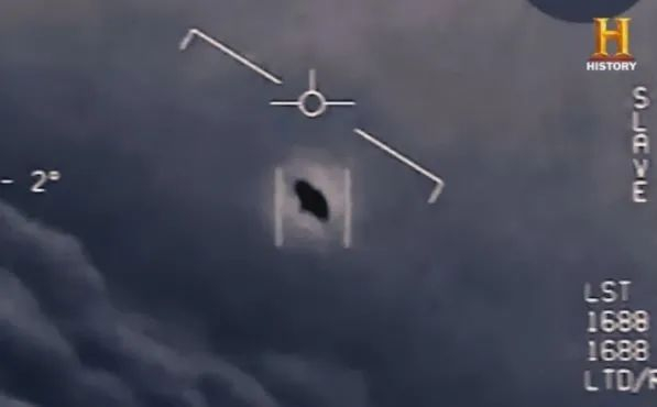 ▲资料图片：在2014和2015年，美国海军飞行员多次报告在训练中目击到UFO。（美国太空网站）