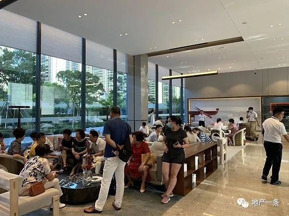 　　某楼盘营销中心现场。张子怡摄