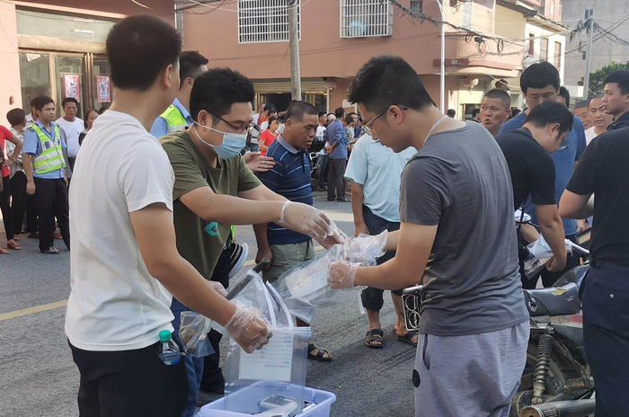 8月16日，曾春亮落网后，工作人员对其驾驶过的摩托车等物品进行现场取证。新京报记者王飞摄。