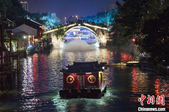 夜晚的千年古运河格外迷人。　泱波 摄