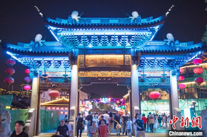 民众在南长街参观游览，欣赏千年古运河畔迷人夜景。　泱波 摄