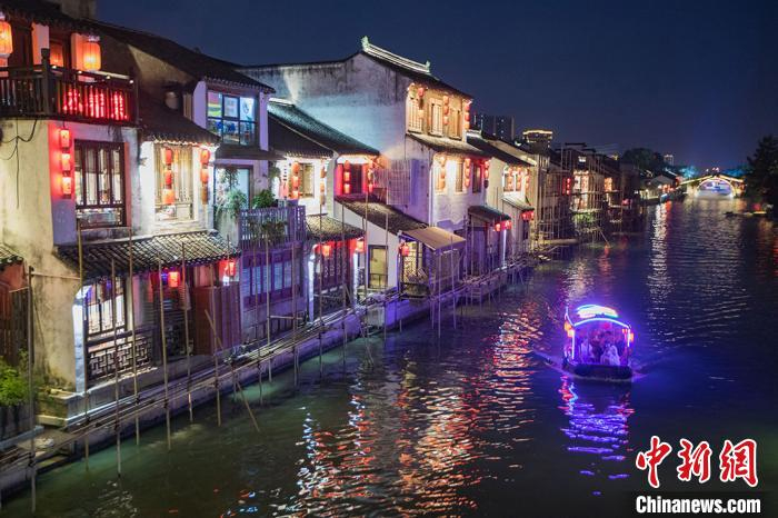 泛舟千年古运河，感受多彩夜生活。　泱波 摄