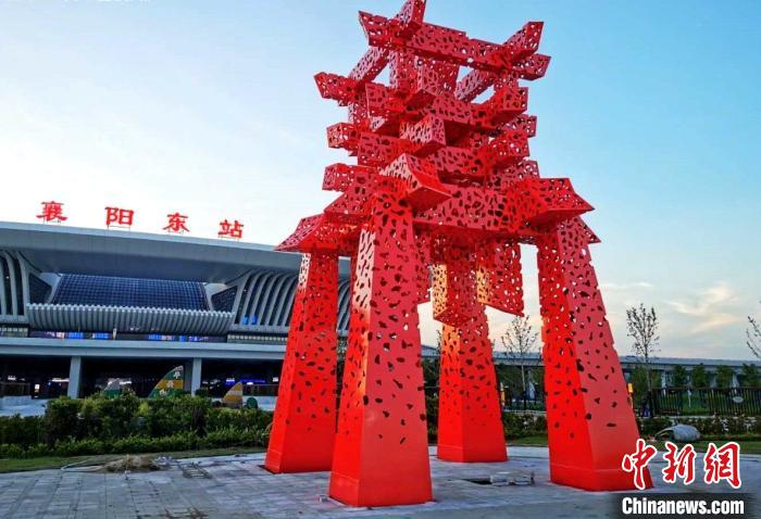 位于南广场的《榫卯承襄》雕塑 谢勇 摄