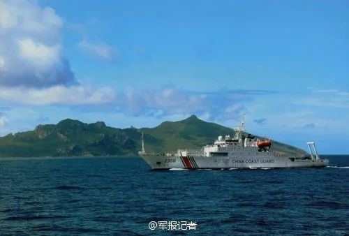  中国海警船在钓鱼岛领海巡航（资料图）
