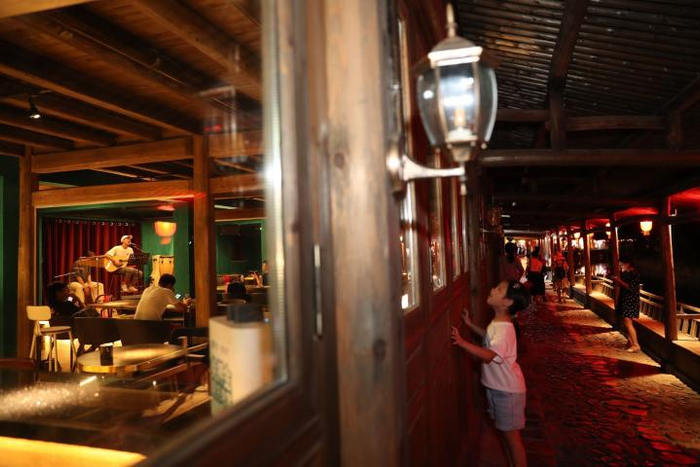 　　酒吧歌者的美妙歌声让永嘉丽水古街的“夜经济”更显时尚 新华网发 陈翔摄