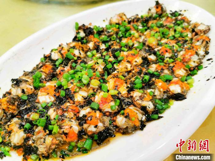 紫苏叶蒸“爬蝲” 李晓春 摄