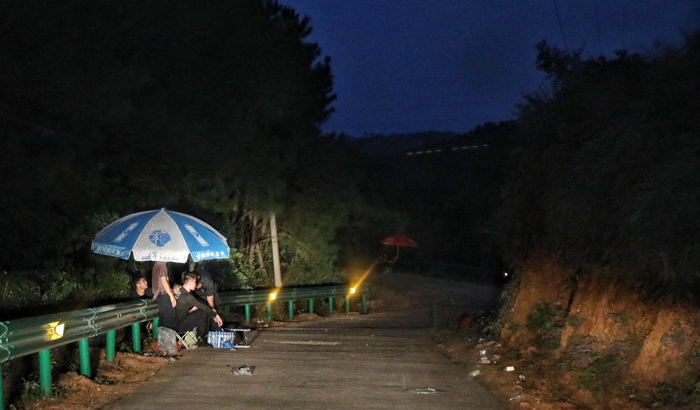 8月15日夜间，厚坊村附近的山林中的乡道上，每隔数十米就有搜寻人员值守。新京报记者王飞 摄