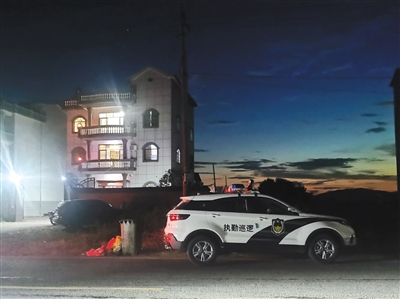  昨晚，民警进入山砀村受害者康女士家中继续取证。