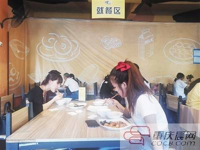 回龙湾的一家烤肉店，食客大多是学生。 本文图片 重庆晨网