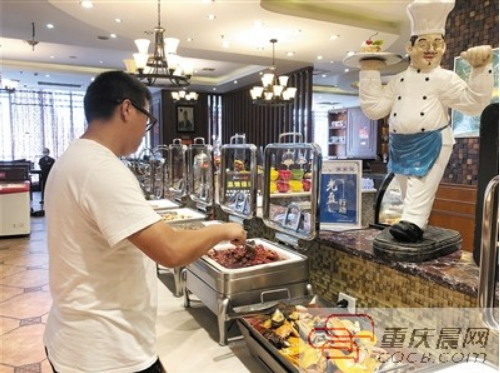 客人正在取菜。图：上游新闻