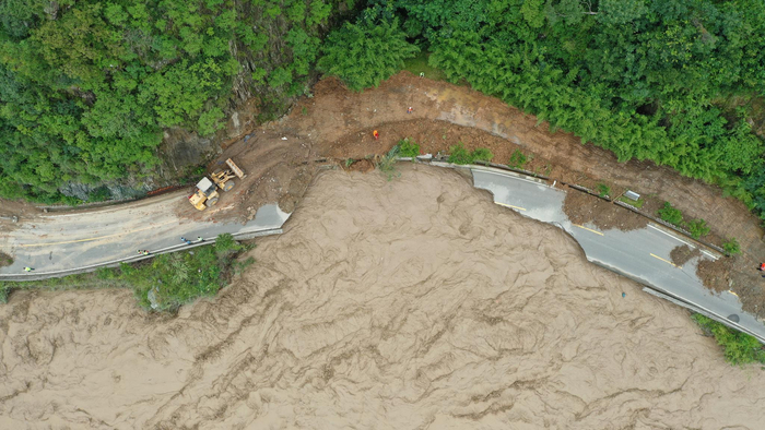 上涨的洪水淹没国道212线。新京报记者 马骏 摄