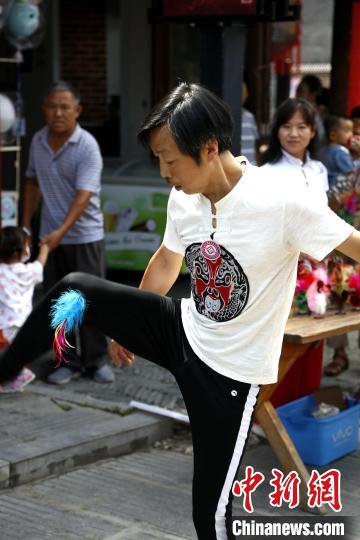 图为踢花毽表演。　沙见龙 摄
