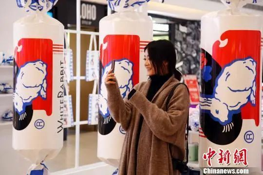 顾客与“大白兔”合影。汤彦俊 摄